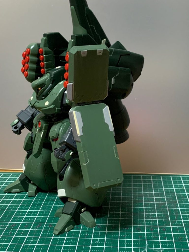 筋彫りや、プラ板による工作中の写真です。