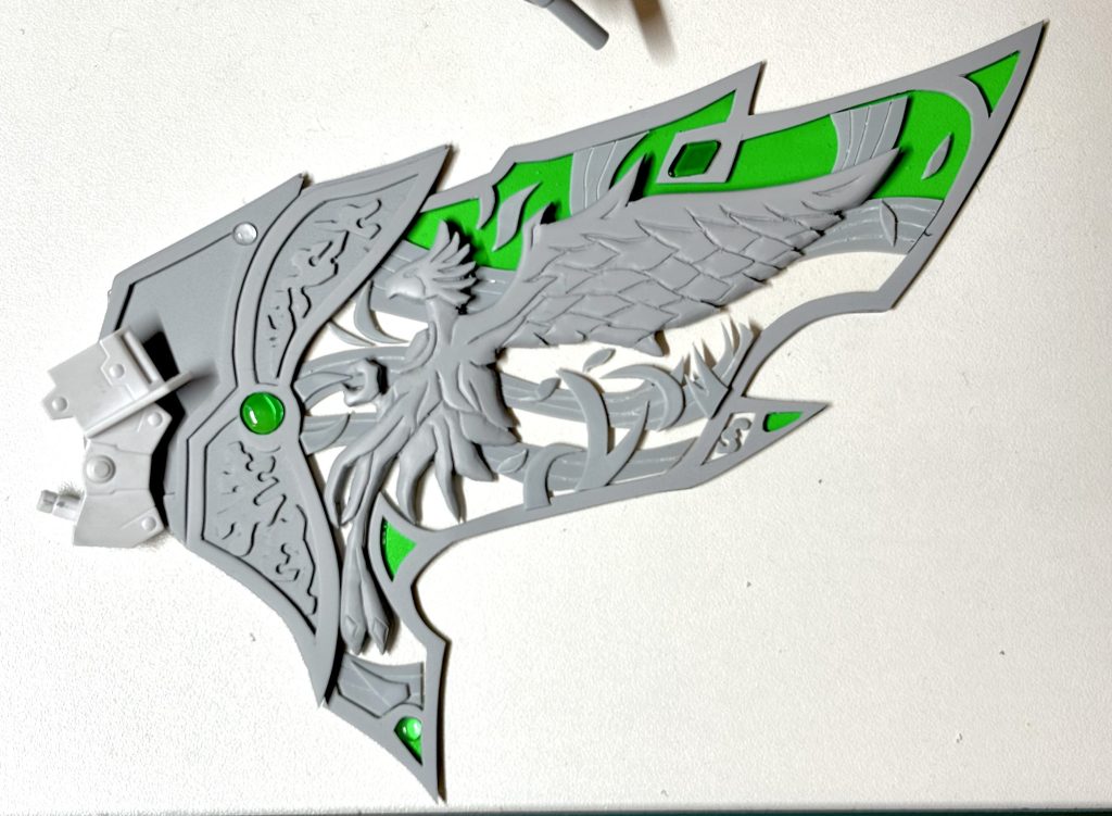 鳳凰はナイフで軽く切ったあと、スクレイパーでひたすら削り出しました。深い加工はまだ苦手ですが平べったいものは楽しくて仕方がないです!