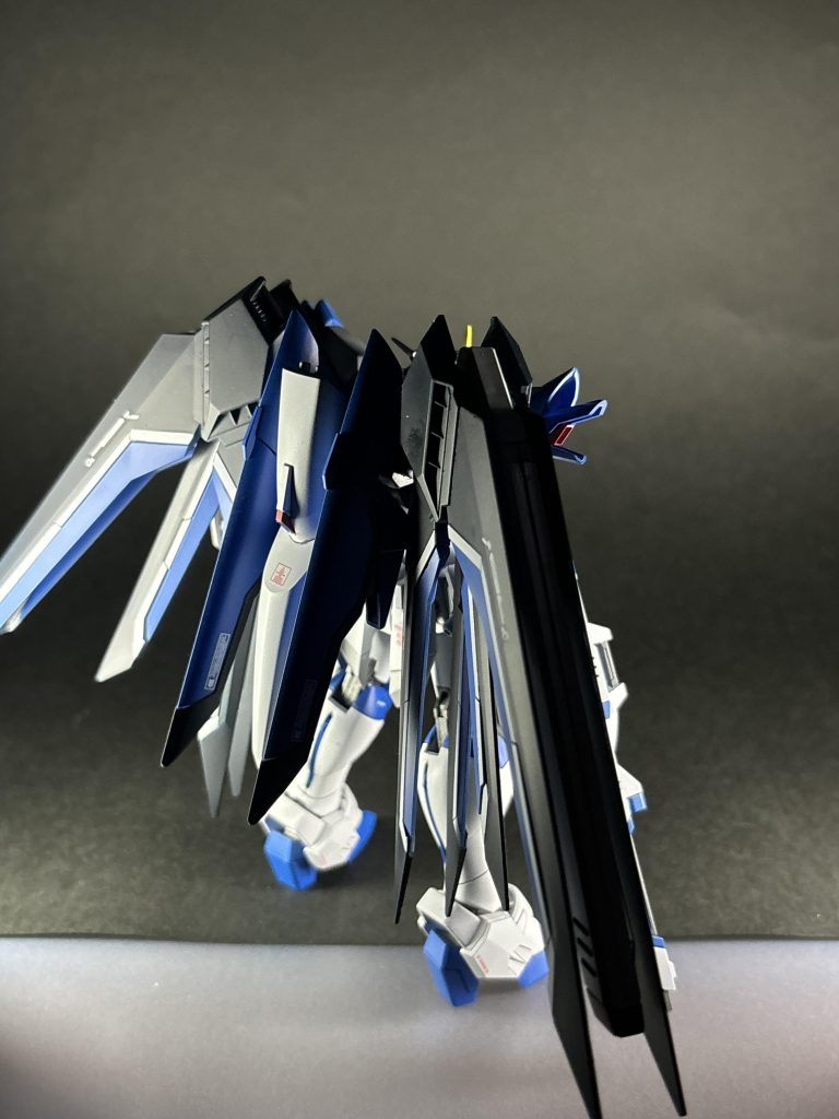 デカールはRGストライクフリーダムのものと、ハイキューデカールを使用しています。センサー類はシールを切り出し、レジンで硬化させています。