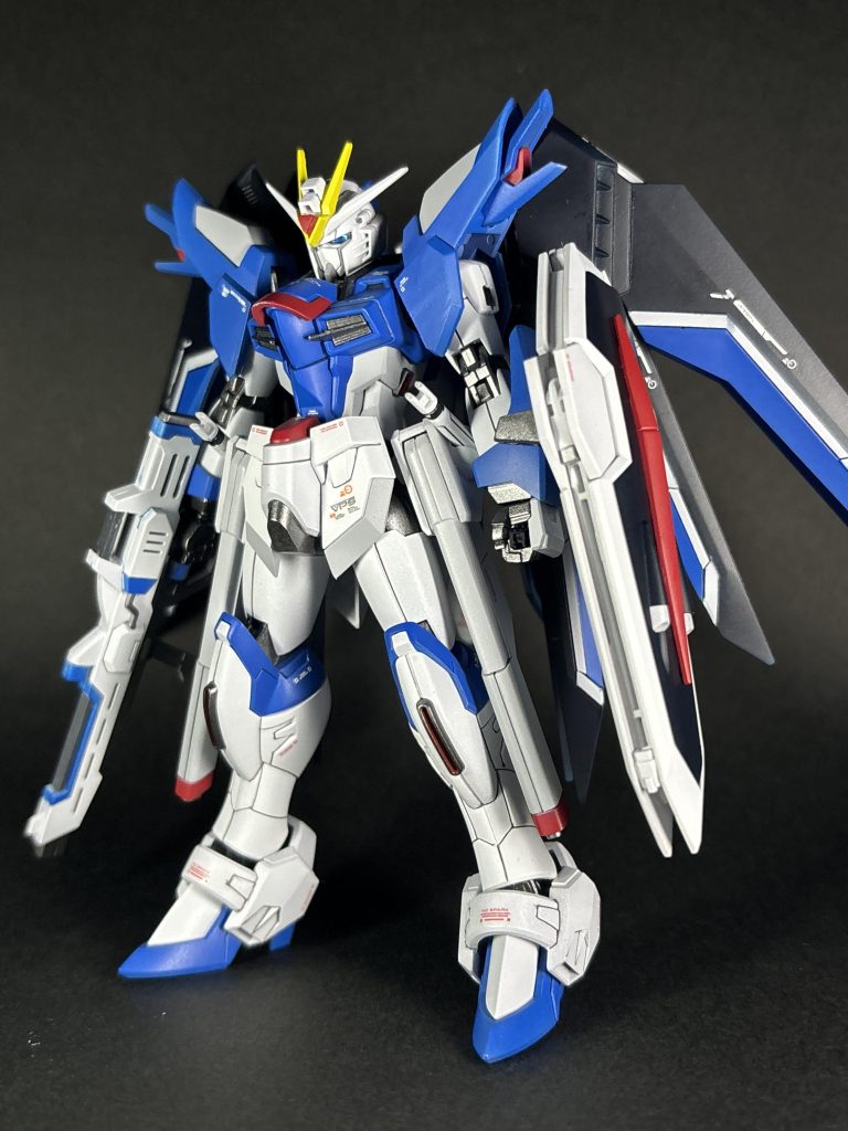 修正箇所は肩アーマーの内側をプラ板にて拡張、フロント、リアアーマー双方をプラ板を使用しシャープ化しました。塗装に関しては、オリジナルより少し青みを強くしています。また、フレームは半光沢、装甲は艶消しで差を出しています。