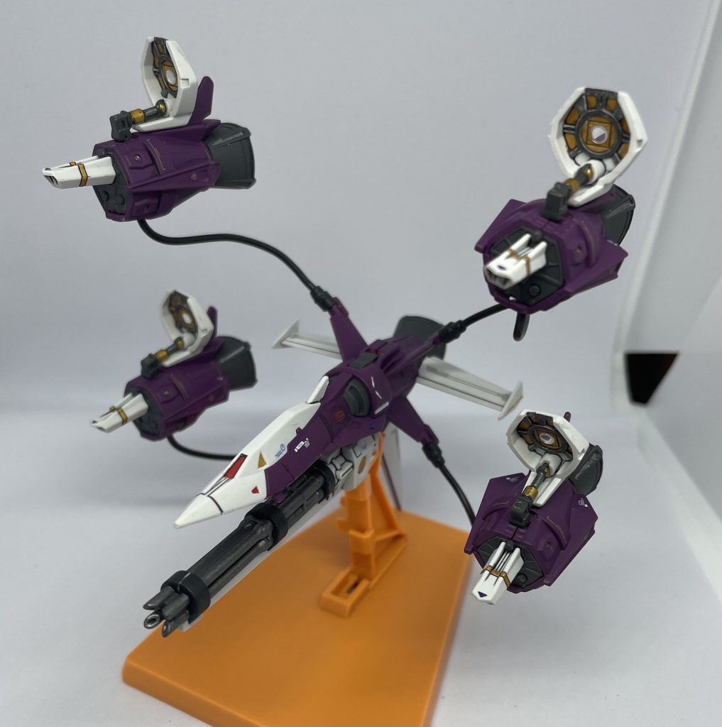 ムウと言えばメビウスゼロのイメージが強いので、ガンバレルストライカーはピッタリです元々台座と同じオレンジの色でしたが、紫のほうが落ち着いた感じで好きです