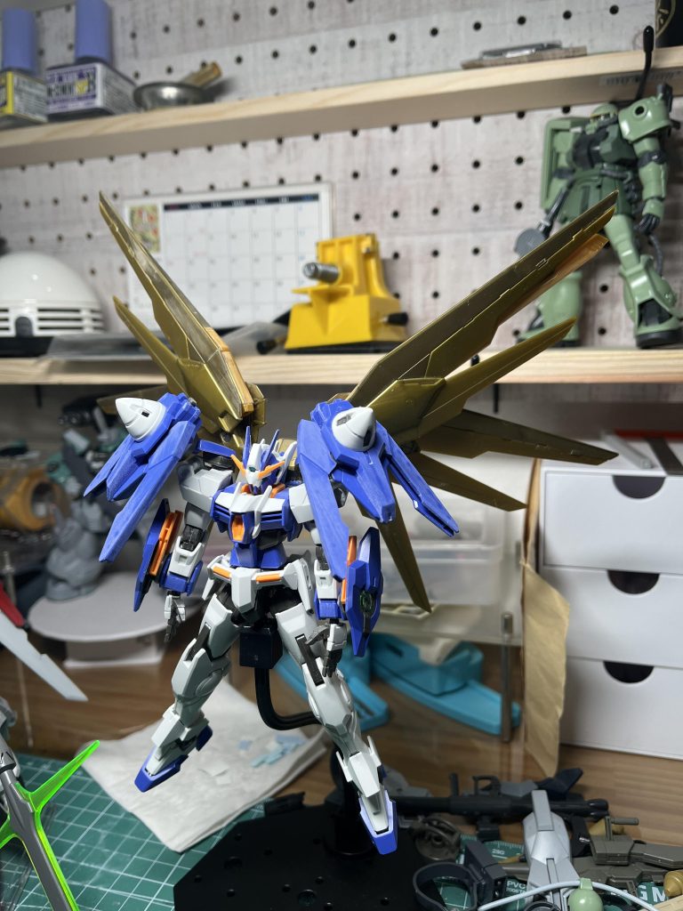 いただき物のセブンイレブン限定の金色フリーダムのバックパックを拝借し接着しました(取り外し不可)