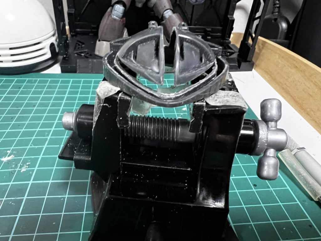 LEDを仕込んでいるモノアイが移動できるようレール部分をくり抜いています。