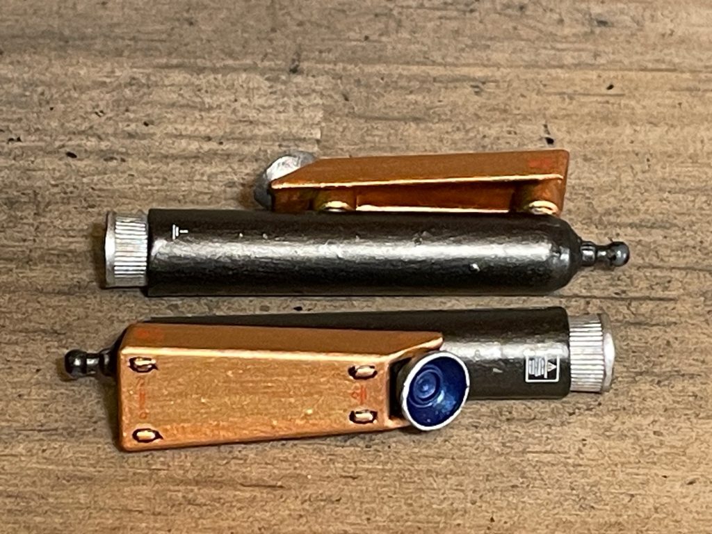 えんぴつキャップと醤油入れキャップでプロペラントタンクブースターを作成。先端にボールジョイントを着けて本体腰部スカートに接続。