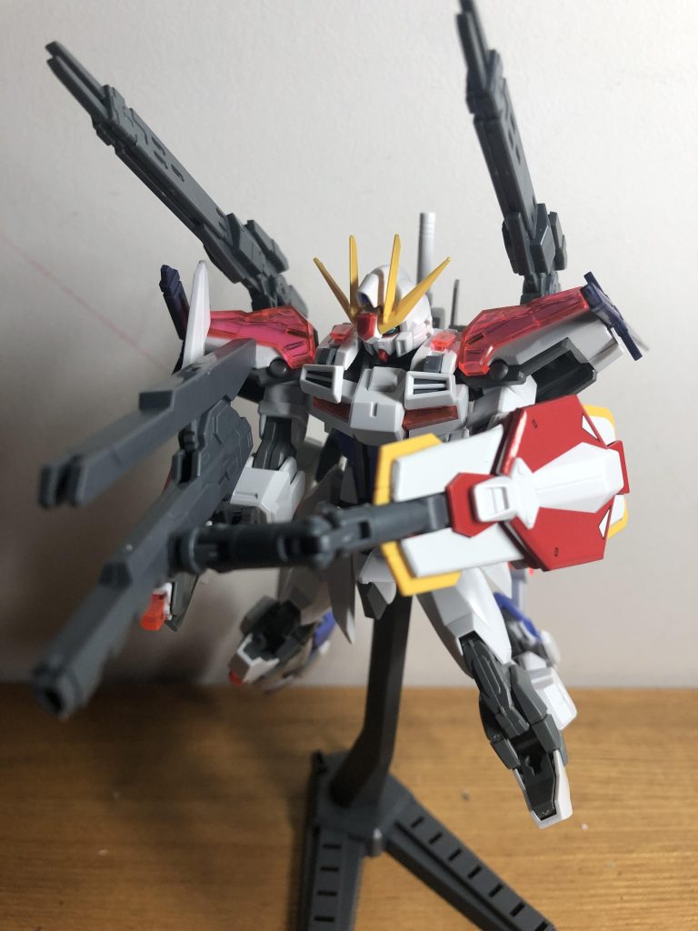 「大量の武装で相手を圧倒する」をコンセプトに30mmのアルト空中戦仕様から肩の武装を、HGスタービルドストライクから、頭、ライフル、シールド、バックパックを拝借しております！