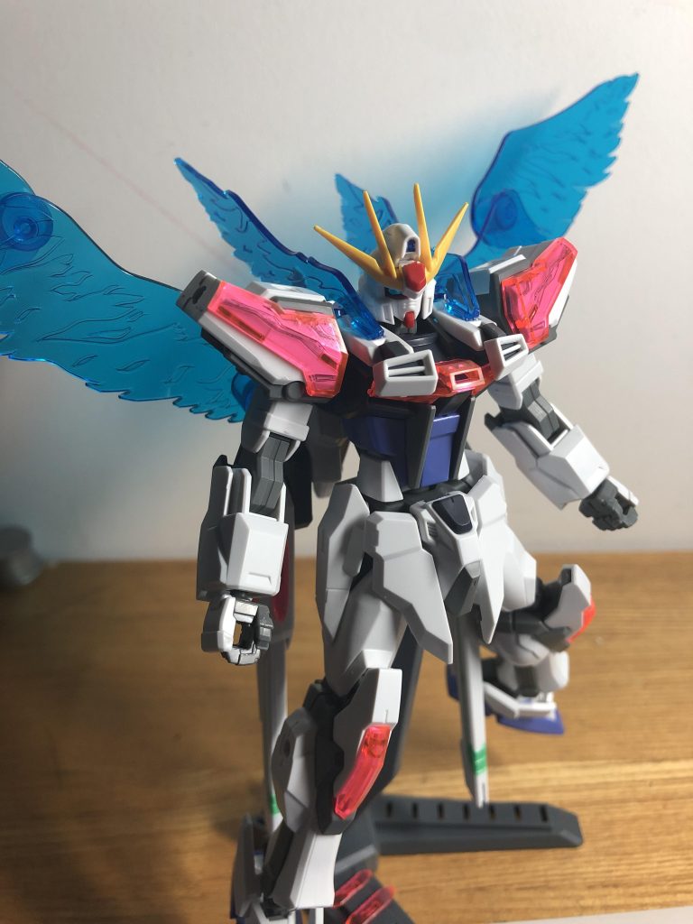 スタービルドストライクのバックパックなので、光の翼を展開可能！いつ見てもカッコいいぜ！胸部のアーマーが干渉するので、光の翼展開中はパージします！