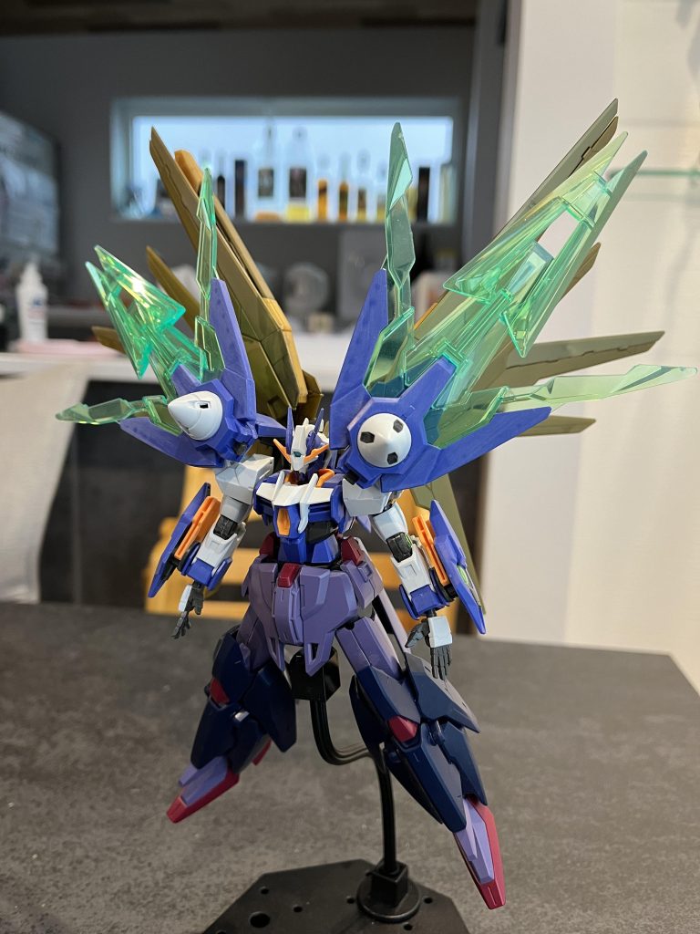 下半身のボリュームが足りないのでガンダムゼルトザームの下半身をミキシングして方向性が決まりました!パテにて腰で1~2㎜延長しています。