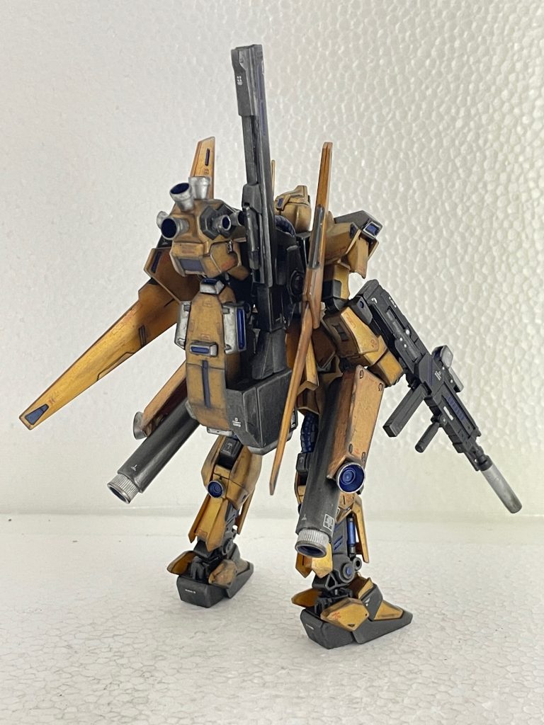 キュベレイとジ・オにボロボロにされた姿があまりにも可哀想なので妄想設定で改修してみました。妄想設定グリプスをめぐる戦いも終盤。各陣営のMSも急速に進化を遂げ、エゥーゴフラッグシップのZガンダムでも苦戦を強いられるようになる。当然クワトロ大尉の百式も戦果を上げる事が難しくなっていた。そこで、来たる最終決戦に向けて、継続戦闘能力と機動力を中心に突貫作業の強化が図られた。腰部にはブースター付プロペラントタンク、バックパックにはフレキシブルブースターアームが装備された。