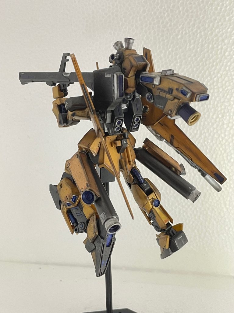 追加装備された武装は前後左右上下回転とフレキシブルに作動し機動性を格段に向上。この分クワトロ大尉には肉体的負担がかかる。