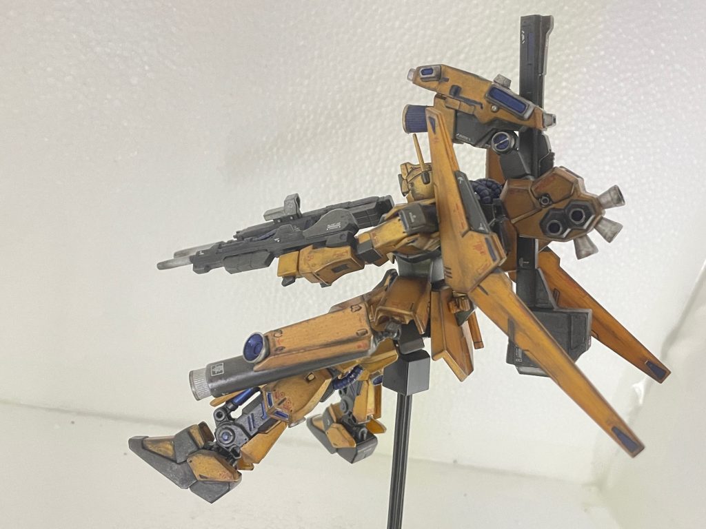 また、フレキシブルブースターアームには拡散&収束ビーム砲と短時間のIフィールド発生機を装備。敵最新MSのオールレンシ攻撃に対応する。それぞれの武装を使いきった場合はパージして百式粗体で継続戦闘可能。なを、試作型ビームライフルも装備されている。(後のジェスタ用)と、こんな感じの妄想設定です。しかし、当時のクワトロ大尉のやられっぷりをイメージすると汚しっぷりもキツくなるなぁ。ちなみに、外装はアクリジョン水性塗料ゴールド筆塗り4回です。