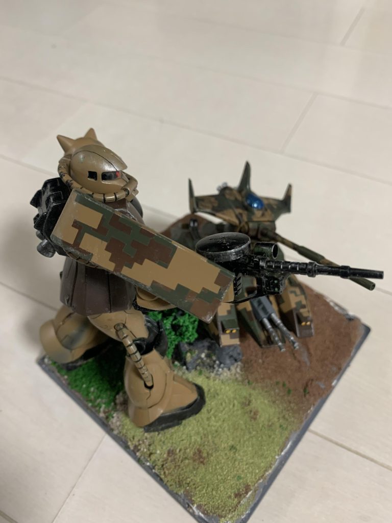 ザクの盾だけに、マゼランアタックと同じ迷彩塗装をあしらいました。