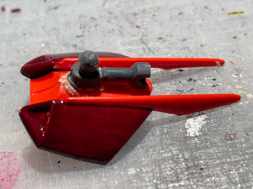 ガブスレイの頭部を取り付けるボールジョイントは余剰パーツを使用。その軸に真鍮線&ボールジョイント受けを接着、えんぴつキャップと醤油入れキャップのプロペラントタンクを取り付けました。腰部ビーム砲はパワードアームズパワーダーのボールジョイントパーツとウェポンパーツで作成、3ミリ穴を開けて接着&パテで固定。シールドにはパワードアームズパワーダーのガトリングバルカンをつけています。