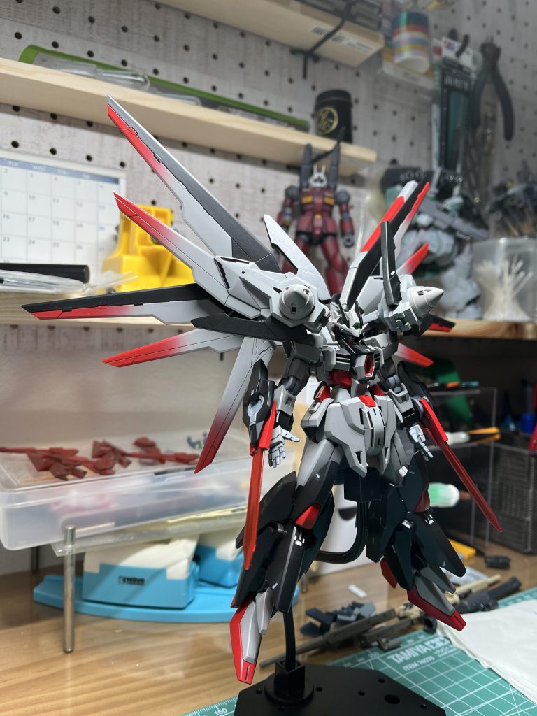 塗分けといっても翼をレッドにてグラデーションかけただけですが●使用塗料本体(グレー):ガイヤカラー ニュートラルクレーⅢ+Ⅳ本体(黒):Mr.カラー ゼミグロスブラック本体(赤):Mr.カラー レッド(マルーンを少々)間接:メカサフ lightビームエフェクト:Mr.カラー クリアレッドトップコート:Mr.カラー スーパースムースクリア(つや消し)