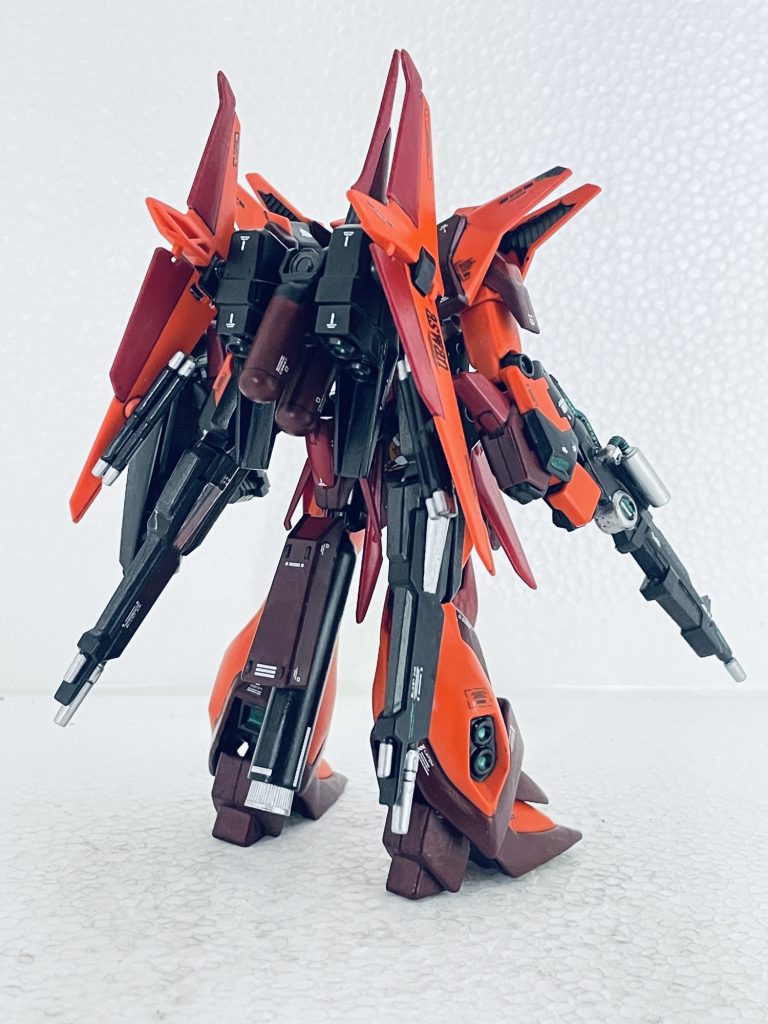 汚し前色は成形色と余っていたマルーン、メタリックレッド、赤鉄色です。マラサイのようになってしまった。ちなみにマルーンは筆塗りだとムラになりやすく、4回塗りを行った結果、また1本買う事になりました。