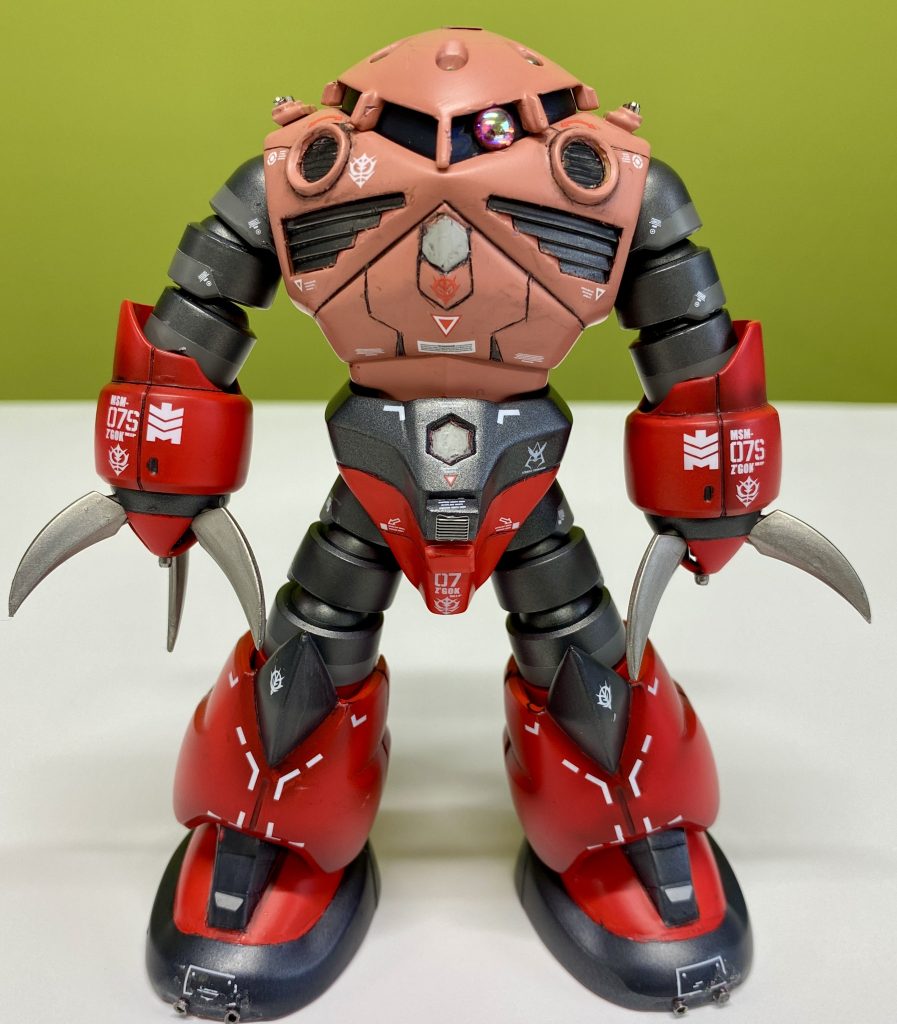 赤部分はピンクサフからガイアノーツのプレミアムレッド。ピンクはピンクサフからミスターカラーのシャアピンク。黒い部分は黒サフからガイアノーツのスターブライトアイアン。グレーはガイアノーツのニュートラルグレーⅡを使用しトップコートにはガイアノーツのセミグロスクリアープレミアムで仕上げました。