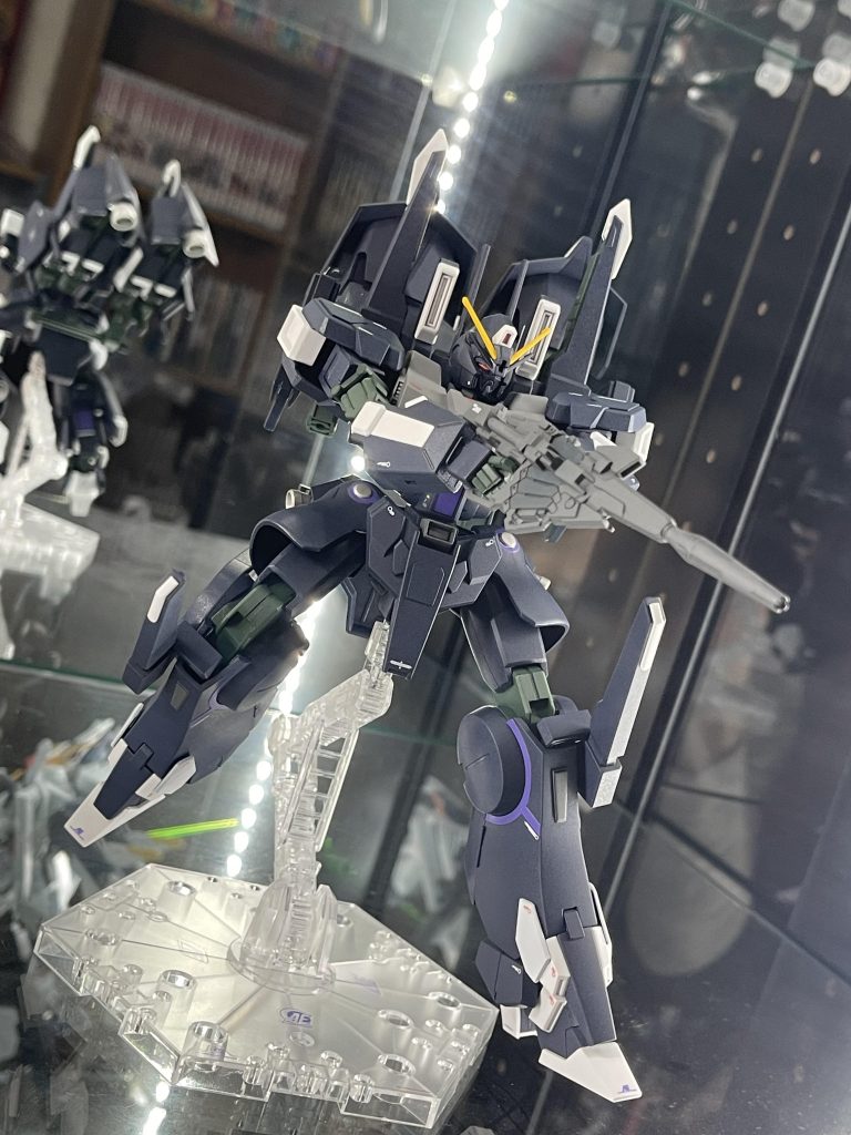 ビームマグナムを構えてみる。全体的な紺色は設定と少し変わってしまいましたが、自分では気に入っております。ビームマグナムのカートリッジのマスキングはがんばりました❕