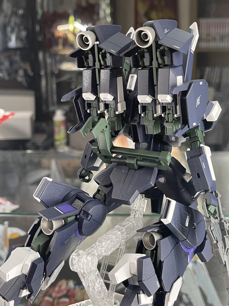 背中のボリュームがすごい機体です。重心が高いので飾る時はアクションベースは必須でしょう🤔この機体は腕を6本作るのが大変。HGなのがまだ救いですかね😅バーニアをシルバーに塗装したのは初めてで、内部などやれることはまだまだありますね。いずれチャレンジかなぁ🙄