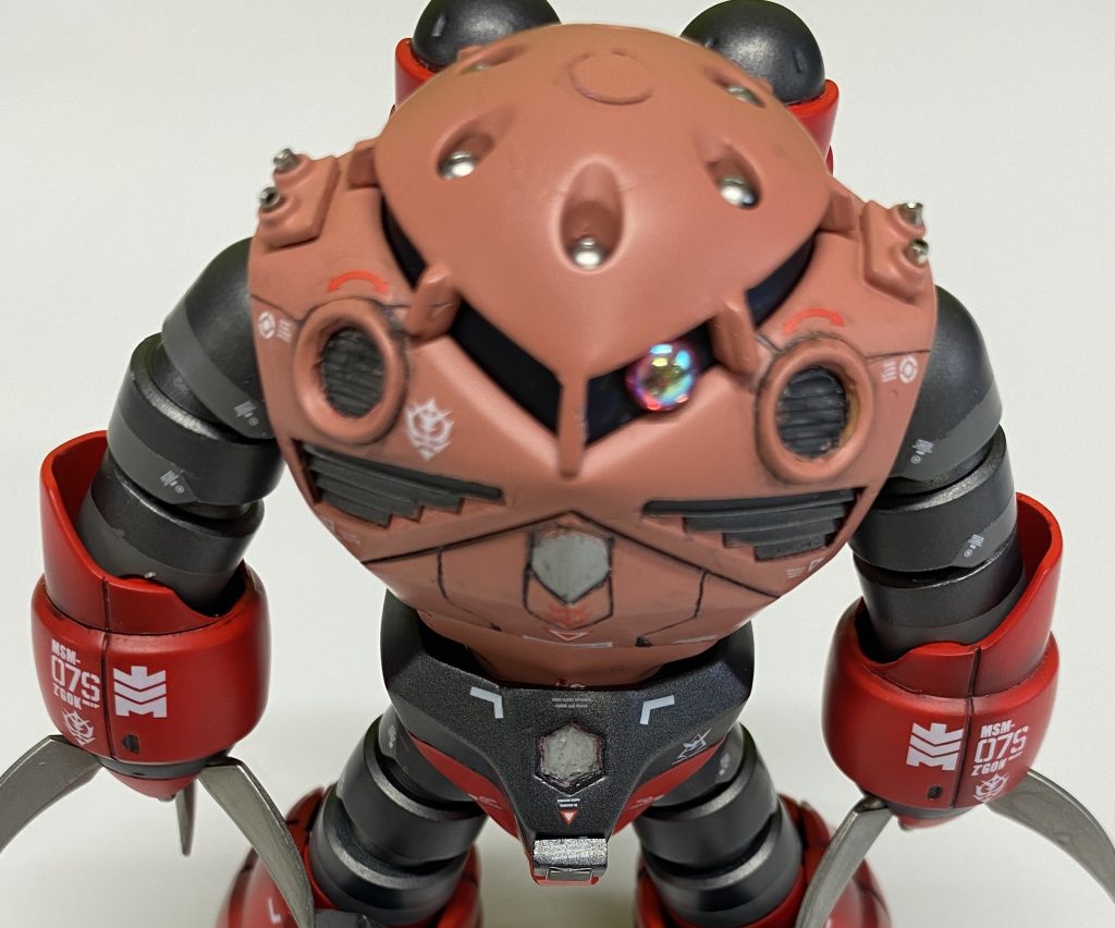 頭部もスジ掘りしましたがスミ線はあえてしていません。モノアイは変更しましたがしっかり掘っていないので大分出てしまいました。