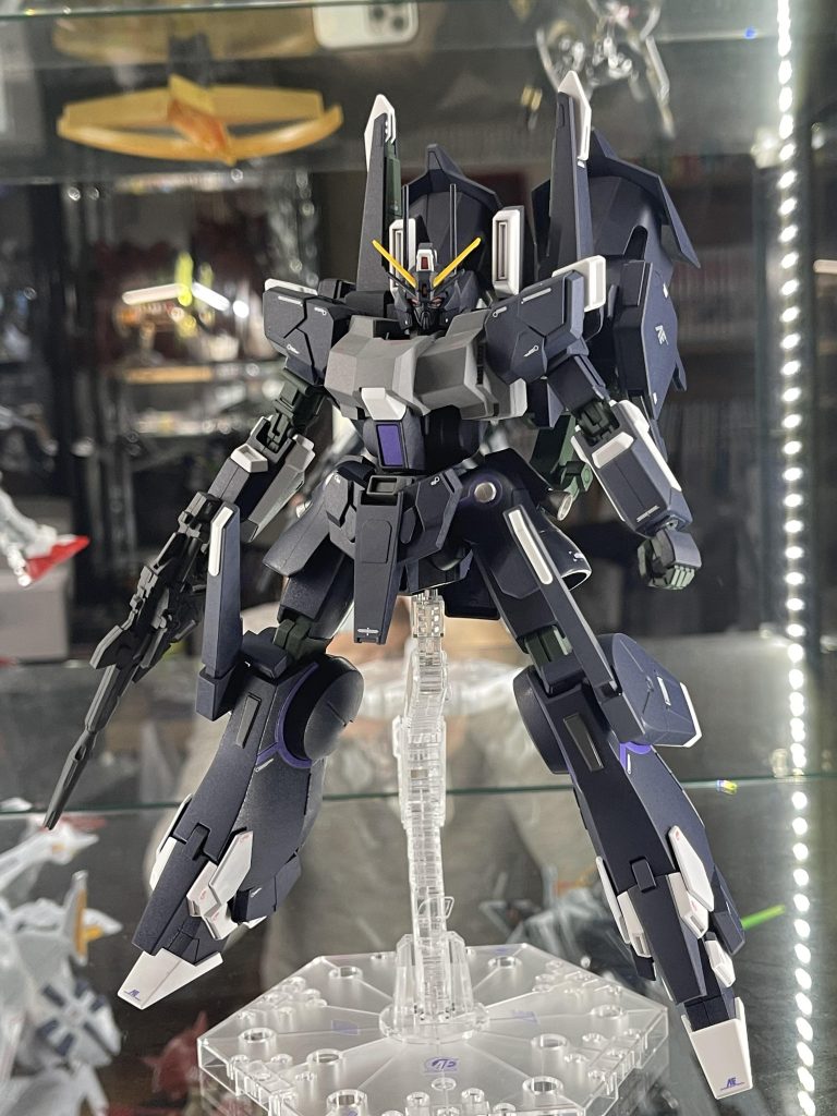 宙に浮かせての仁王立ち。関節などよく動くキットではありますが、ポージングに困る機体でもあります。ビームサーベルも無いし、接近戦とかどうするつもりなのか。ビームマグナムで狙撃して終わりなのかな🔚