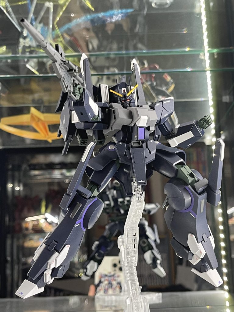 ビームマグナムその2。このカットが一番お気に入りです📸ヒザ付近の弧を描いた紫の部分もマスキングで苦労しました🟣パーツ分けされてるキットのありがたみがわかること。誰もが通る道でしょうか。