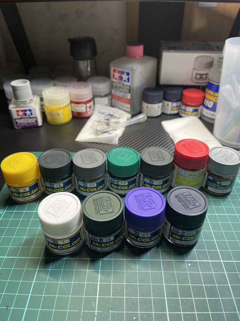 今回使った塗料たち🟦🟢🟣とにかく大量に消費したのがメイン色のC326ブルーFS15044です🟦そしてC15暗緑色(中島系)。本当にいい色でおすすめしたいです🟢今作のシルヴァ・バレト・サプレッサーは初めてコンプレッサーとエアブラシを導入した意欲作でもあります。缶スプレー塗装の経験が活きたかどうかは疑問ですが、今後もエアブラシで塗装していく予定です🌈あ、調色はせずに塗料をうすめ液で割っています。購入するキットはなるべくMGに絞っているのですが、サイズが大きめの機体はHGでもたまに手を出しているところです。実はビームマグナムとバックパックで初の合わせ目消しをやってみました。大して消せなかったのでこれも勉強と思ってそのまま完成としました。腕なんかがっつり合わせ目があるので、気にしだすとキリがない、、、沼ですね完全に💀それでは次回作までご機嫌よう👋✨
