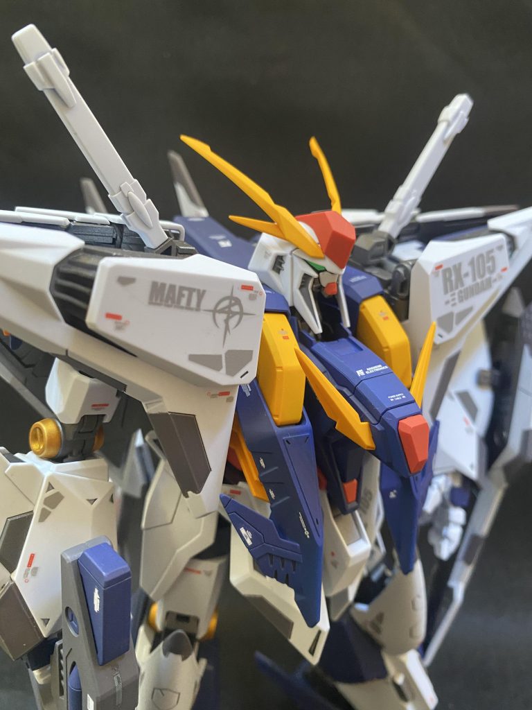 関節部分はRGHi-νガンダムっぽくゴールドで