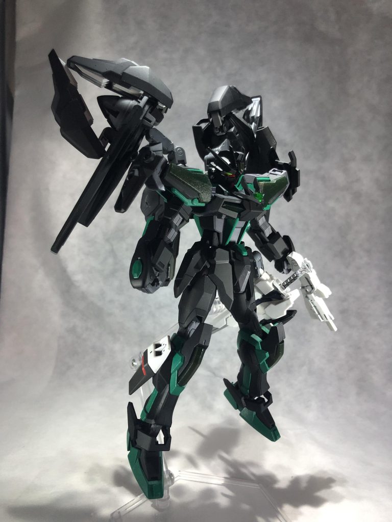 元々はエクシードギャラクシーにただ追加装備だけをくっつけて終わりにしようと思ってたんですけど、ジャンクで使えそうなものないかな〜っていじってたらこうなっちゃいました。所々にデスティニーガンダムとキャリバーンを入れて、余剰パーツで余ってたGNドライブをプラ板やら何やらで盛りました。