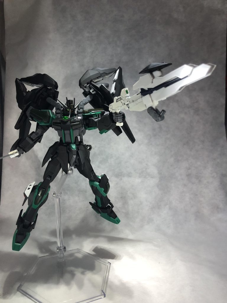 ビームライフル普段は近、中距離で使い回しのいい短銃型で応戦普段はガーベラストレートの鞘にしているパーツを銃口に合体させ遠距離に対応かつ、高火力の武装にもなる。塗装ミスって一番雑なところでもある。