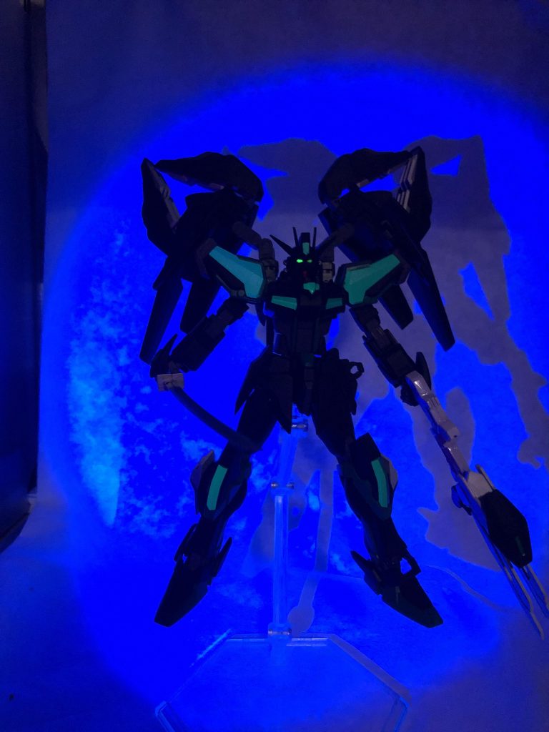 クリアパーツの塗装が分からずアレコレしてたらめっちゃくすんだし、近くで見るとなんか変な感じだけどブラックライトを当てるとちゃんと光ります・・・