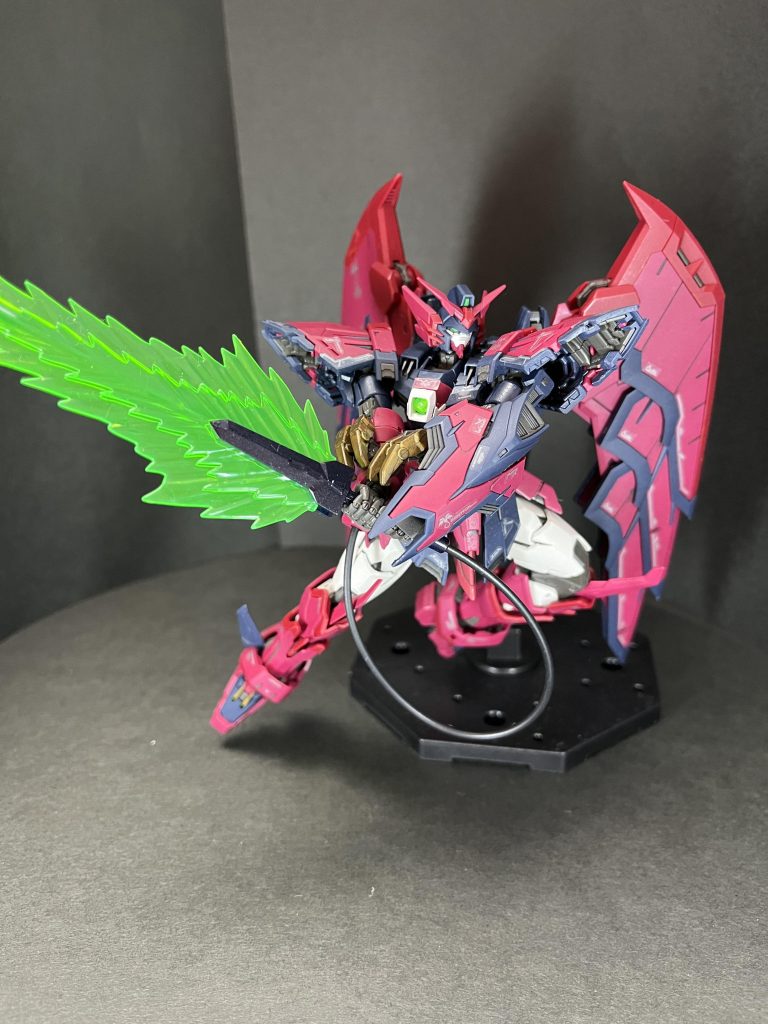 ビームソード凄い存在感！ビームパーツがいつもの形状変化する材質じゃないので変に反ったりしない！肩のとこがぐわっと胸側に引き出せるのでポージングもばっちり決まる