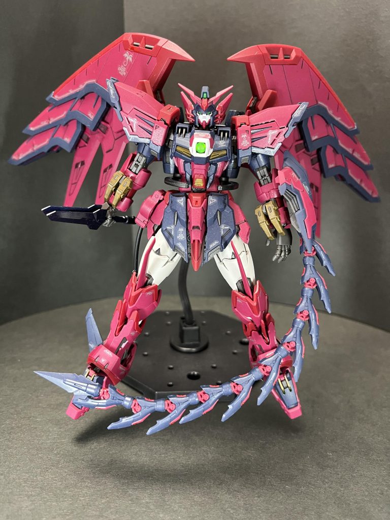 以上、ガンダムエピオンでした。初RGだったんですがやはり凄い情報量。普通に組み立ててデカール貼るだけでも満足感が凄い！エピオンは昔姉貴に踏み潰されて(故意じゃなくて事故w)泣いたキットでした。20数年の時を経てまた戻ってきてくれて感無量✨サムネのガンダムウォーカードエピオンは当時の遺産…しっかり私物です(笑エピオン『そんな想い出に触れるキットをずっと放置していた奴がいるらしい…ちょっま！それを言うなよ🥴ただその分パーツ数が凄いですね！着手するまでまぁ手をこまねいてしまうというか💦価格もまあまあ高いから下手な改造やチャレンジするのにも気が引けちゃうしなんだかんだ改造HGしてる方が好きだって再認識できたよね(´・ω・｀)あ、ジムコマンドのパイロット乙でしたwほんまだよ、殺すなよぅ(´ω`)RGも琴線に触れる機体が見つけたらチャレンジしたいと思います٩( 'ω' )و次はまたHG作っていきますので宜しくお願いします！