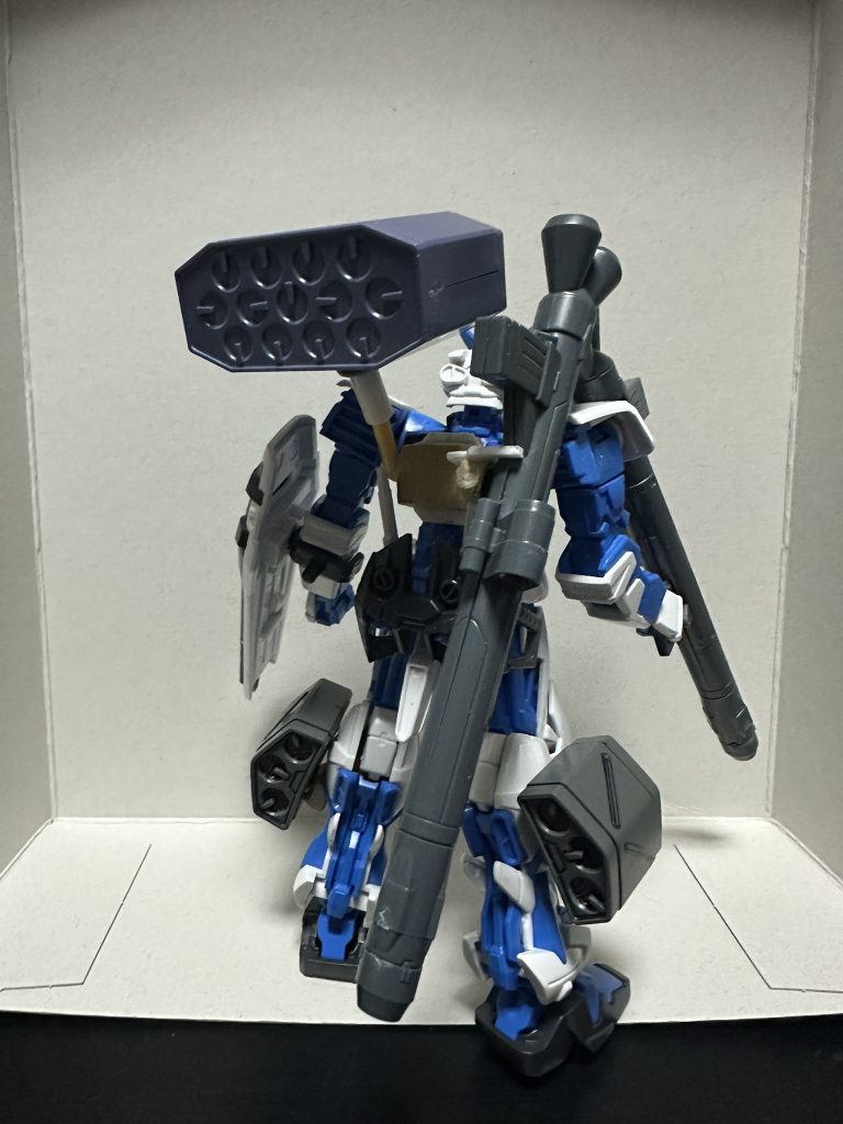 見えづらいけど背部追加パック。バズーカラックはそれっぽくプラ板で形を作り保持に関しては磁石で。ミサイルポッドについてはランナーをＬ字に切って再利用。基部は一回り太いプラパイプを使用。Ｌ字のランナーがある程度動くように背部パックにポリキャップを埋め込み。ＨＧＣＥのアストレイレッドフレームをベースにすれば、もう少しシュッとした感じになる気がします。