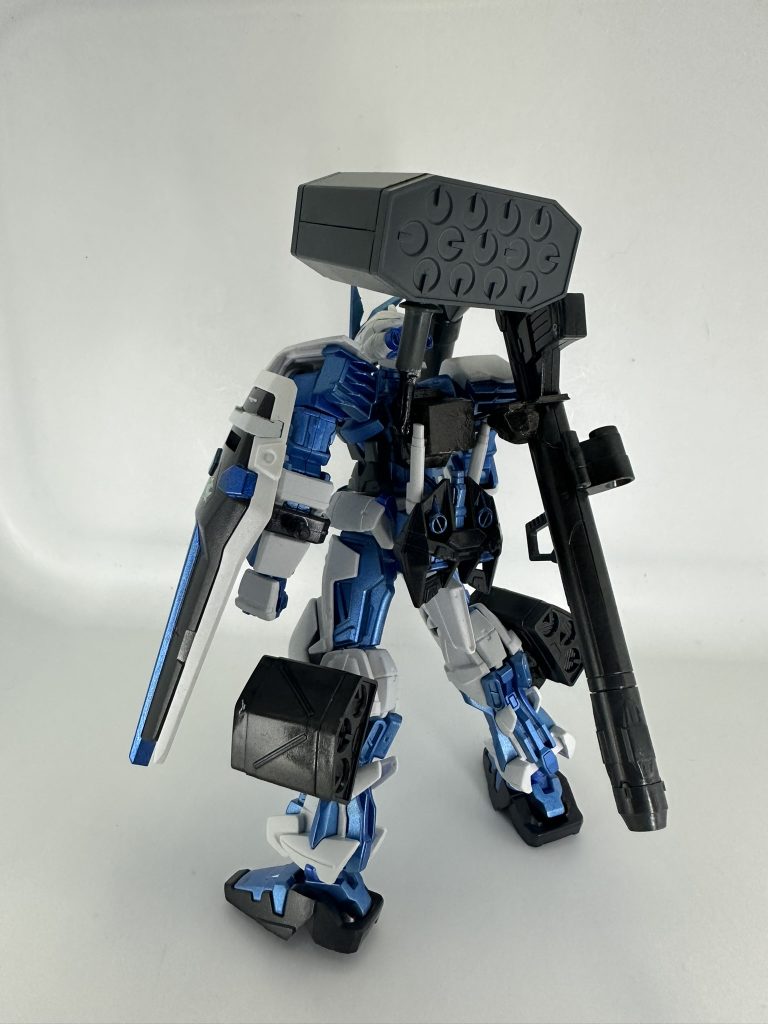 バズーカラックとミサイルポッド取り付けの為のバックパックをプラ板とパテででっち上げました。ミサイルポッドは本来８連装なのですが、どの兵器から持ってきたものなのか設定がはっきりしなくて当時から「バズーカや脚部ミサイルポッドはザフトなんだから、そこはバクゥのでいいだろ！」と思ってたので、今回背中のミサイルポッドはバクゥのをそのまま流用しました。普通流用してるならオリジナルで作るよりそういう風にしてるはずだと思うので。