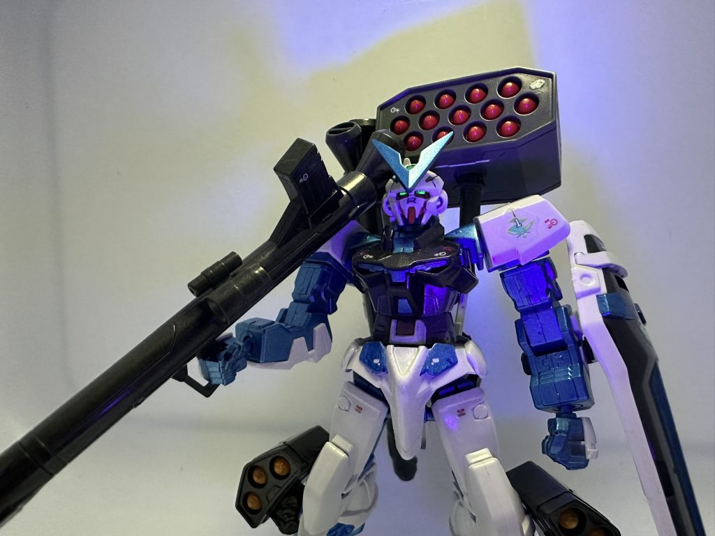 頭部カメラアイと見えないけどセンサーは蛍光グリーンで発光します。アンテナはシャープ化しています。