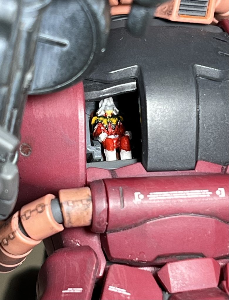 少佐だけ筆塗り全塗装です。ほとんど見えなくなりますけどね。