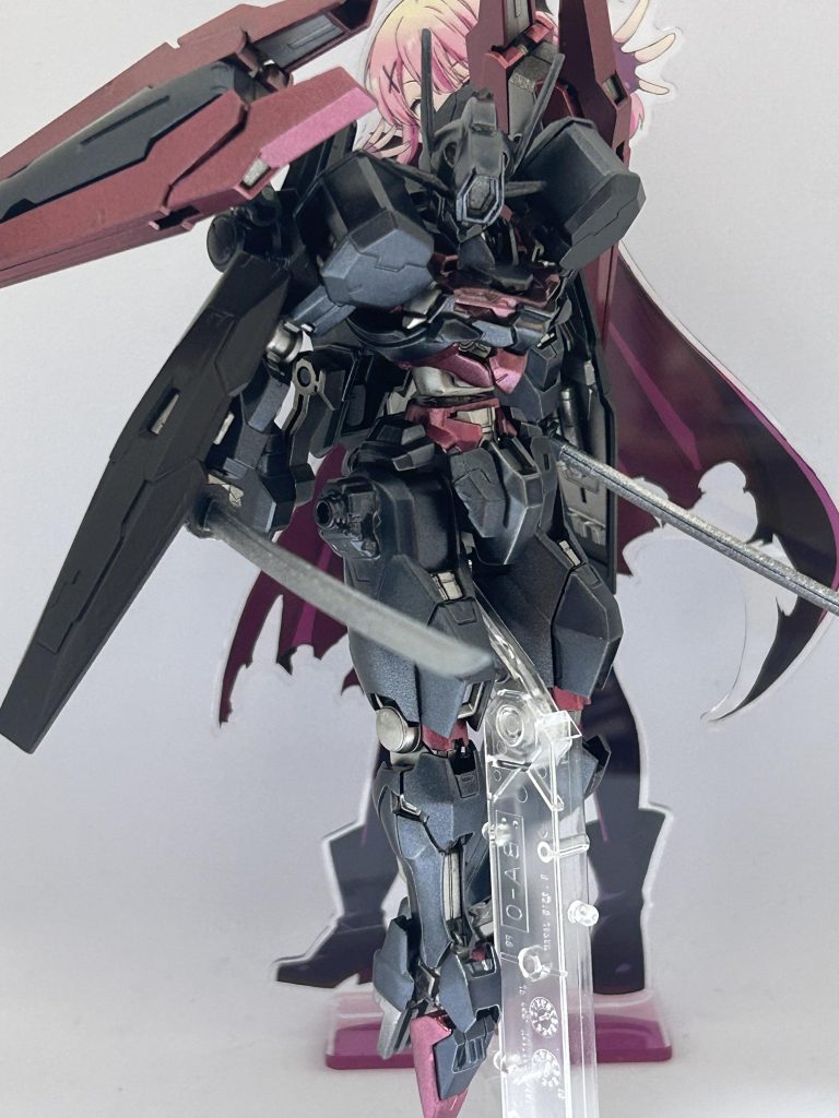 ベース機はルブリス、腕はガンヴォルヴァ、脚はキャリバーン、武装はウルとソーンのものを使用。フェーズドアレイキャノンの接続とポン刀はコトブキヤのものを使いました。図らずも水星キット縛りという形に……