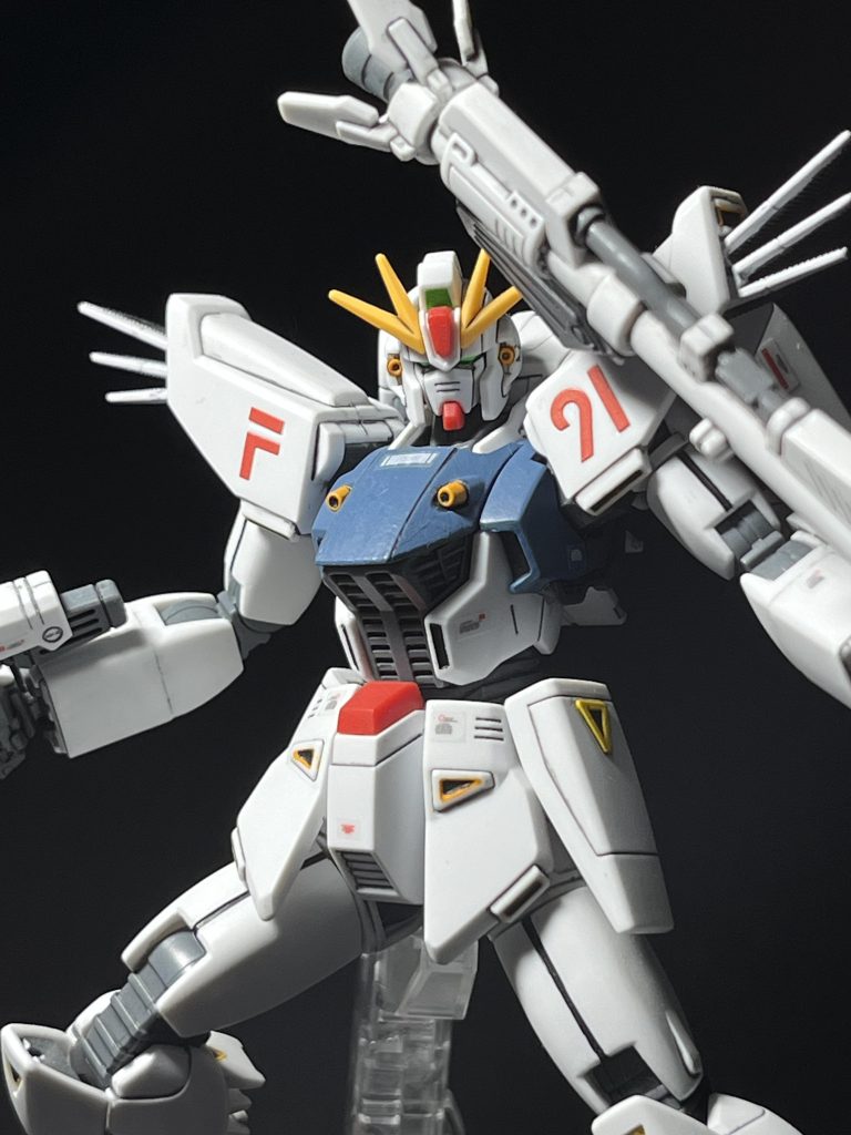 よく動いていいキットなのですが、最大の欠点は顔がカッコよくないことだと思います。設定画と全然違って角ばっていて、はっきり言ってブサイクです。