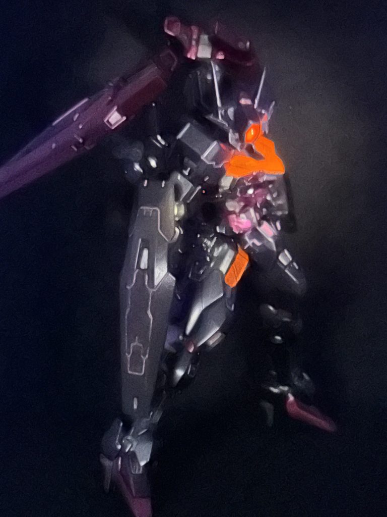 あら蛍光の貼るの忘れてたわよ。こうやってみると黒背景のが見栄え良かったり…？今度似たような色で塗る時に試してみるかなぁ……幸い黒系は嫌っちゅうほど作るし…