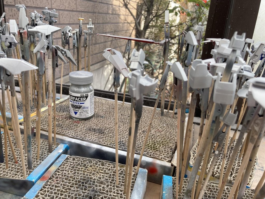 シルバーサフを使いました。初めて使ったけど、濃い下地に薄い色を乗せたい時に便利だと思いました。