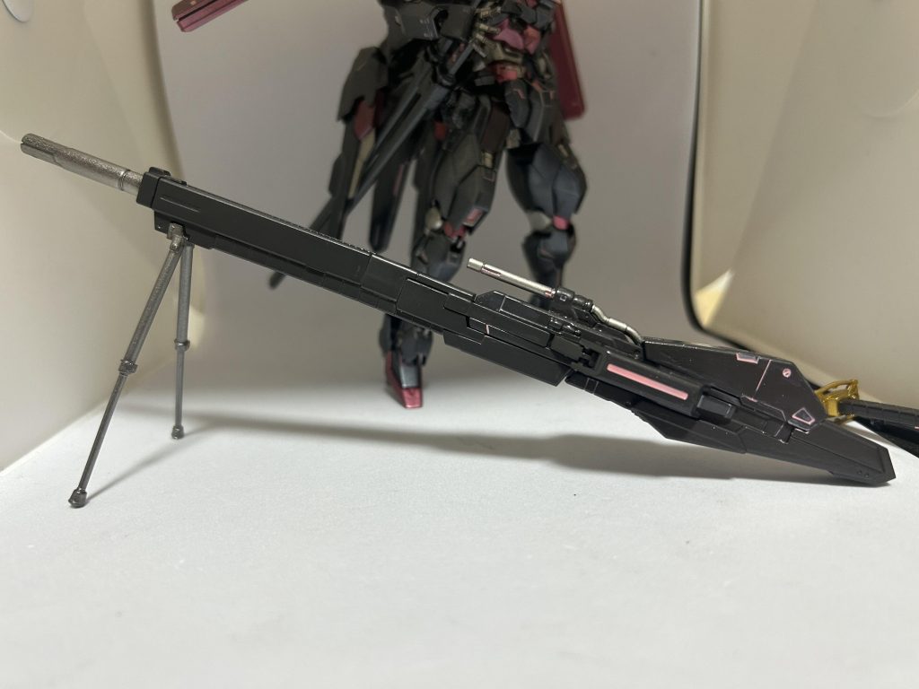 続きましてはなんやかんや使わなかったハイパーメガランチャー(ガンダムベース限定ウェポンセット仕様)。「おっ、元ネタ宜しく脚立もといバイポッドがあるねぇ」と購入し塗装したは良いものの…………入らん、撮影ベースに。通常モードにして普通に持とうにも…………保持力が足らん。ノープラン。