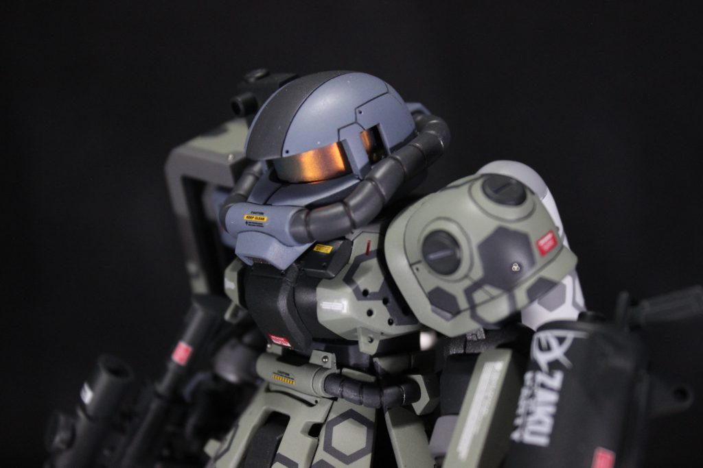 ベースキットはみんな大好きF2ザク(お正月に組み立て済みジャンクを1600円で見つけました!!笑)、頭部はSDCSのシャアザクを使用しました。頭部をSDにしたことで胴体の横幅が足りず、真ん中でぶった斬って3ミリほど幅増しをしました。今回からガイドのついたノコギリを導入したのでこういった大胆な加工もビビらずやることができました。それに合わせて腰部も幅増しの必要が出てきたのでフロントスカートを2ミリずつ幅増ししました。