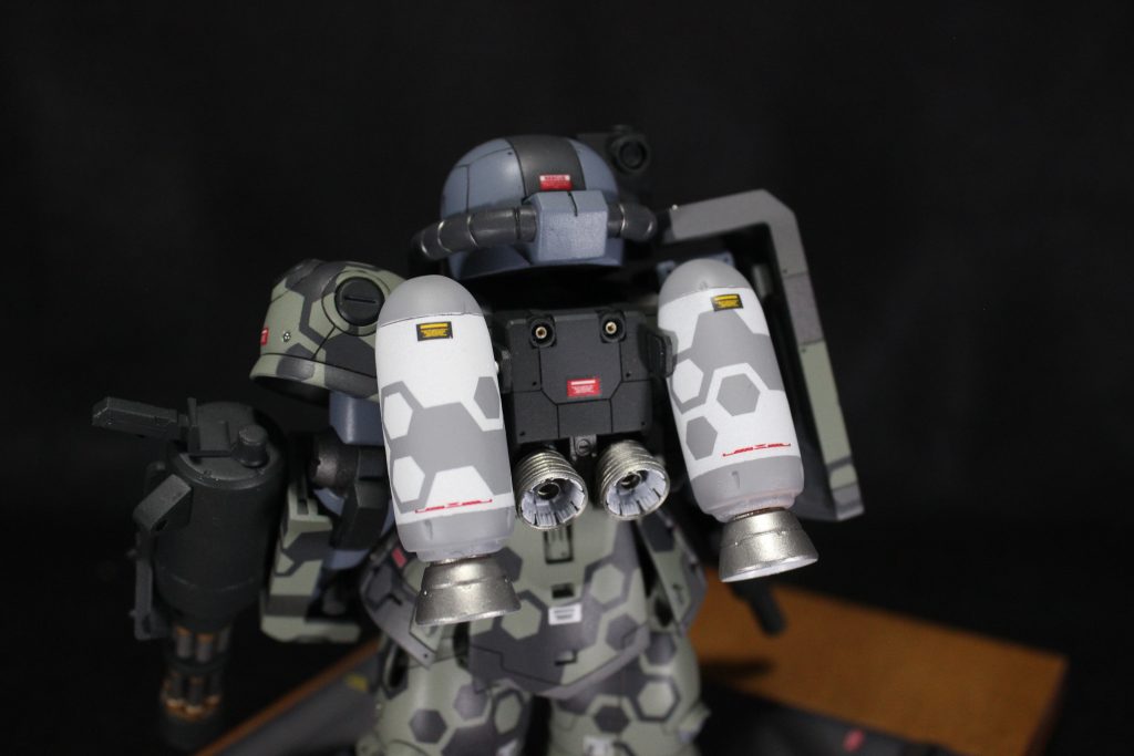 ロケットブースターは元々もっと細いものでしたが、SDということで思いっきりディフォルメしてみようということで太くしてみました。以前作成したハイゴッグの時に余ったバックパックを使用し、接続は2ミリのネオジム磁石を使いました。チラッと見えるバーニアはあすぱら模型さんの火花2を使用しています。