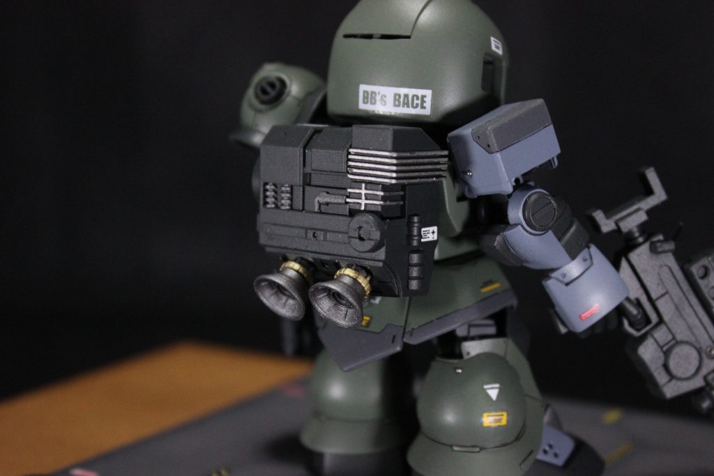 SDのザクスナイパーなんて売ってないので、バックパックも作らねば!と思ったタイミングでちょうど所属している模型サークルの制作会があり、制作会ではいつもデジモをやっているので(電車で行くこと、その後飲みに行くことなどを考えて荷物を減らしたい)HGのザクスナイパーの画像みながらディフォルメして作成しました。色分けが面倒なので色がわかれてるところは別パーツにしてあとで貼り付けという方法を取りました。まぁ、後ろなんでほとんど見えないんですけどね。