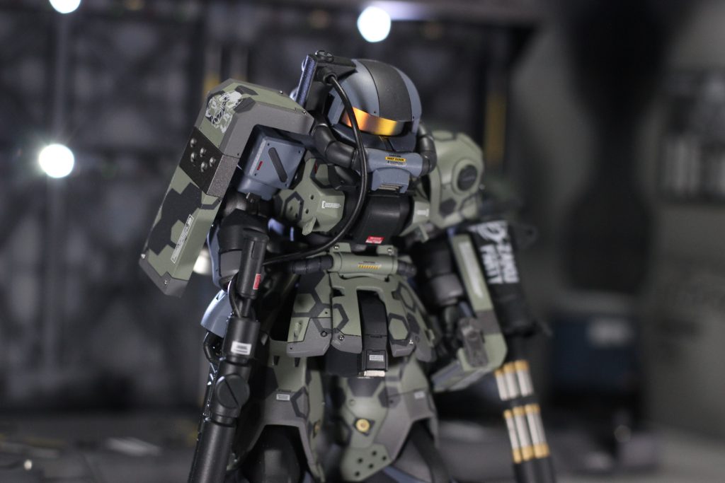 展示会にも今後持っていきますので、遊び方です。サイズかんの合うプラモ(ガンプラでなくてもOKです)を乗っけて、ジオラマのみが画角におさまるように調整し、背景をぼかして撮影するとこんな感じになります。自画自賛しちゃいますけど、この感じ、めっちゃかっこいいと思うんです。男の子の夢ですよね、秘密基地って。