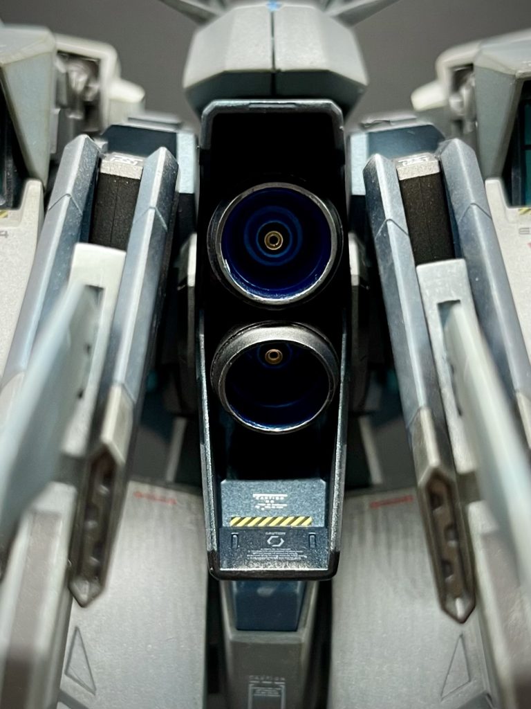 背部バーニアのちょっとしたアクセントとして内部に小さな金属パーツを埋め込みました。