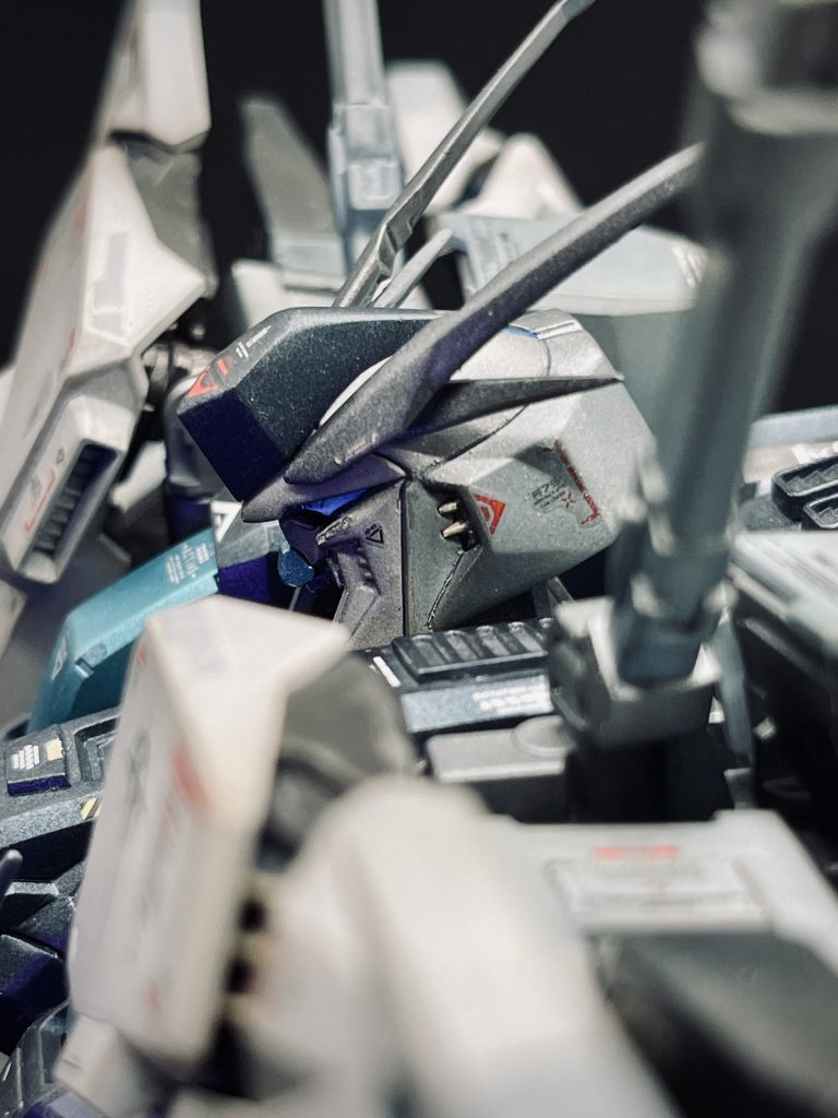 頭部パーツは塗り分けをし、眼元やマスク辺りには薄くシャドウを入れてやや悪顔風に。ツインアイはブルーに塗装し、UVライトで発色。アンテナ部分は不自然にならない程度に先鋭化しています。