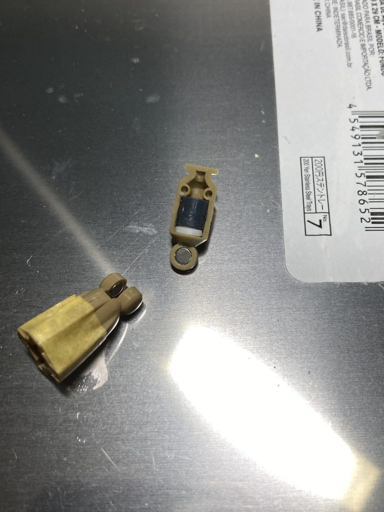 肘の片側同士にネオジム磁石嵌めてパッチリと。上腕の上部にポリキャップを入れて横ロールを仕込みました。