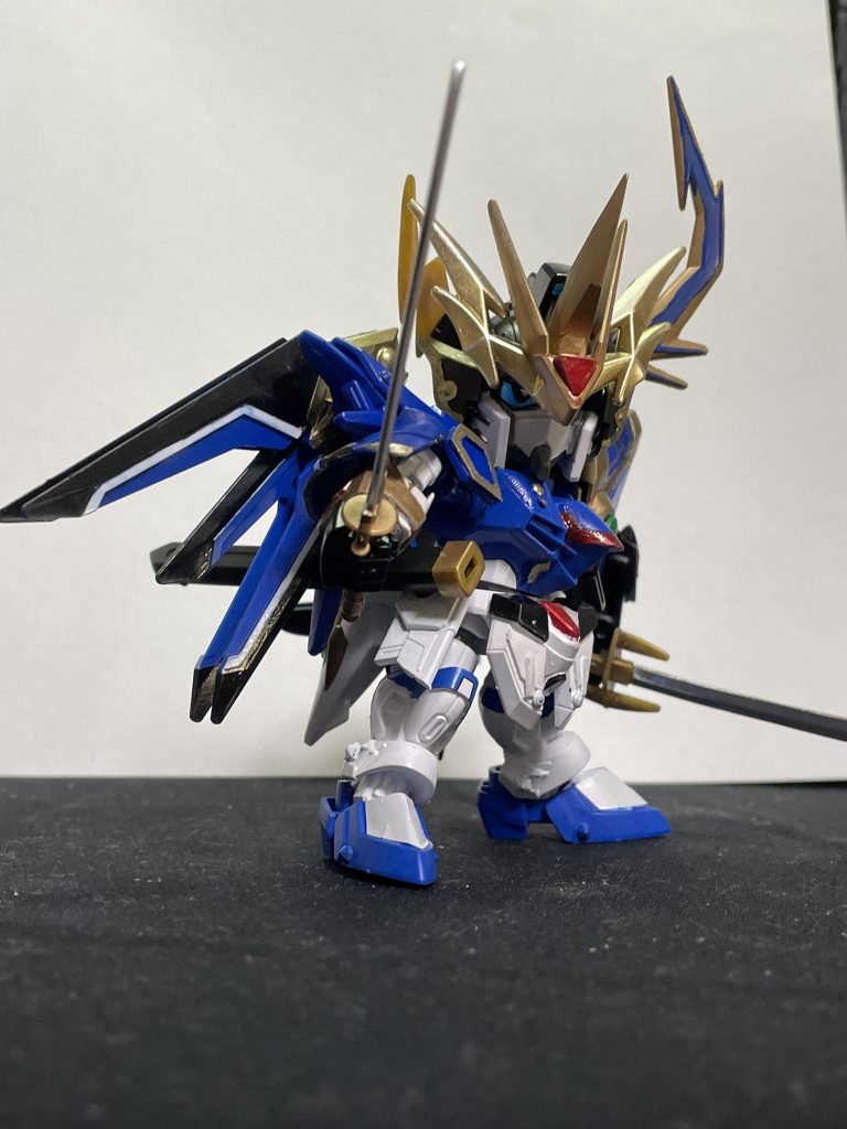 雷刃頑駄無と同じカラーリングにするか、それともライジングフリーダムのカラーリングに悩みましたが、結局ライジングフリーダムカラーで