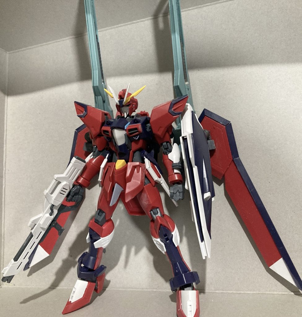 今回は小改造にとどまりました。ツノの追加とシャープ化フェイスを削ってゼータ風にジョイントを加工してキャノンと接続あとはゲート処理と目立つ合わせ目を消したくらいです。