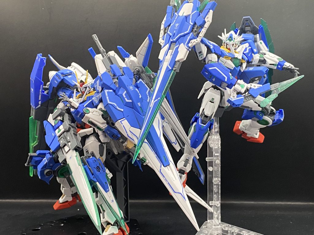 最後はクアンタフルセイバーと一緒にポーズ！ABS樹脂のパーツは従来のシールで他をデカールでスミ入れ部分塗装、つや消しでフィニッシュです。先にダブルオーセブンソード/Gを作ってたので工程としてはだいぶ楽でしたが一緒に作り始めたらやばかったと思います。つまり満足度はお値段以上でした。ザンライザーはいいキットです。